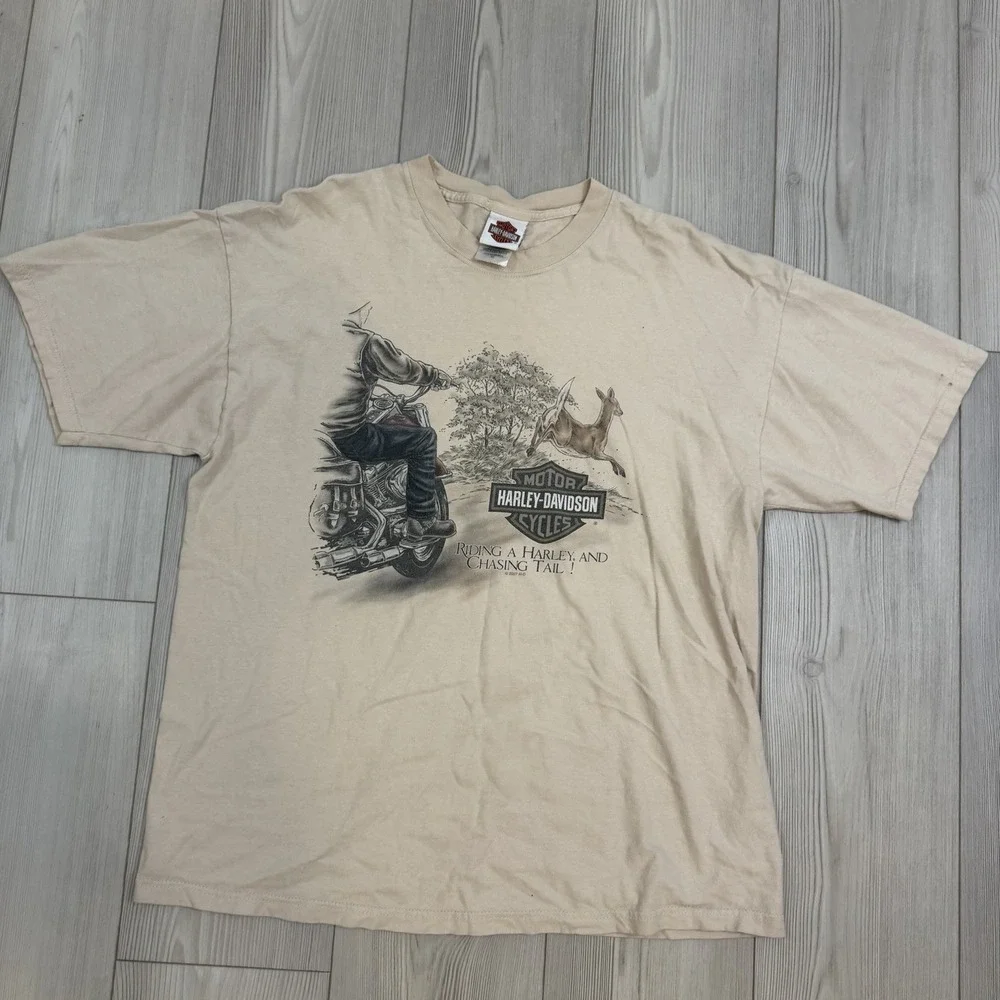 Harley Davidson T Shirt Men's XL Chasing Tail Beige Tan New Castle Delaware‎